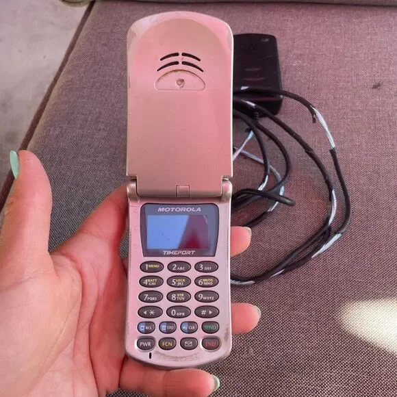 Vintage Motorola Silver TIMEPORT P8767 Flip Cell Phone - Y2K - Picture 6 of 9